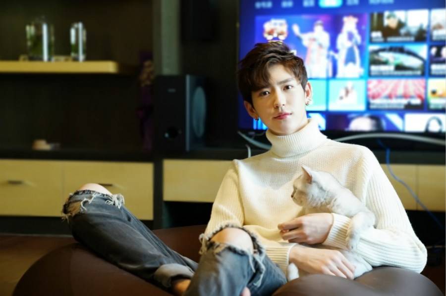 李东阳冬日写真曝光 长腿颜赞惹人爱