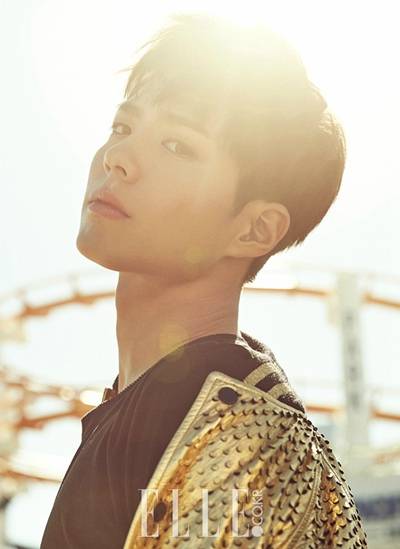 朴宝剑杂志封面画报公开 帅气时尚笑容迷人