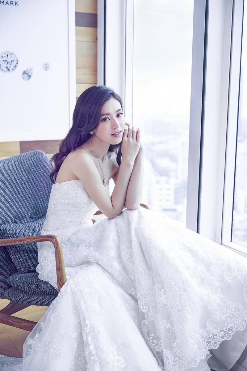 文咏珊婚纱造型写真曝光 美目盼兮脉脉含情