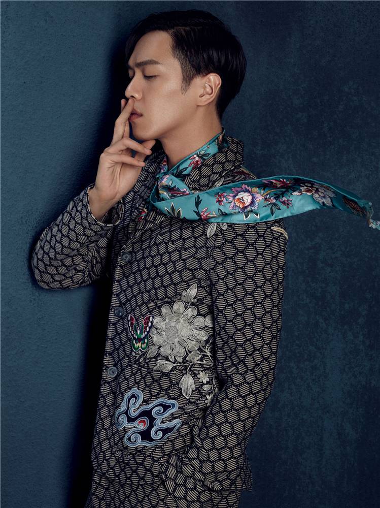 张若昀帅气复古写真大片 另类复古别具风格