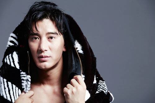 演员蒲巴甲最新写真 化身潮男展现野性魅力