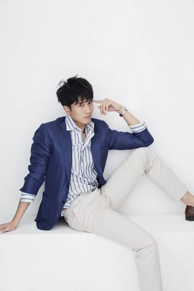 演员彭冠英最新写真 迷人微笑撩人心弦