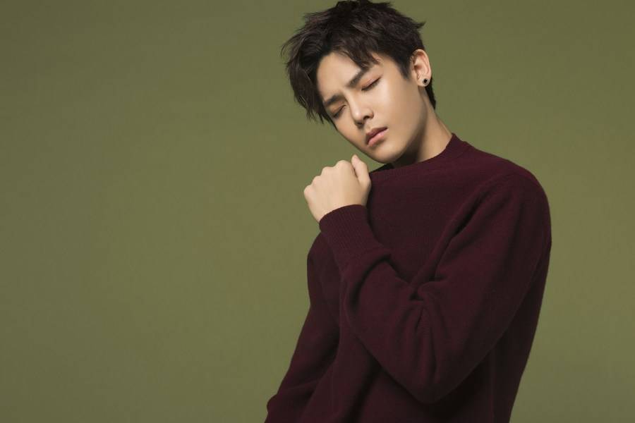 超能少年侯明昊写真 初显内敛稳重男友力