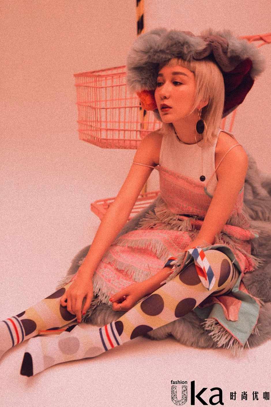 演员娄艺潇最新写真大片 复古时尚别具一格