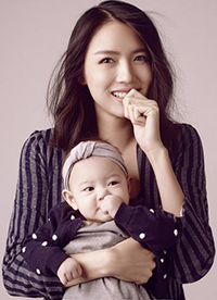 世界小姐张梓琳携女拍写真 母女神同步吃手晒幸福