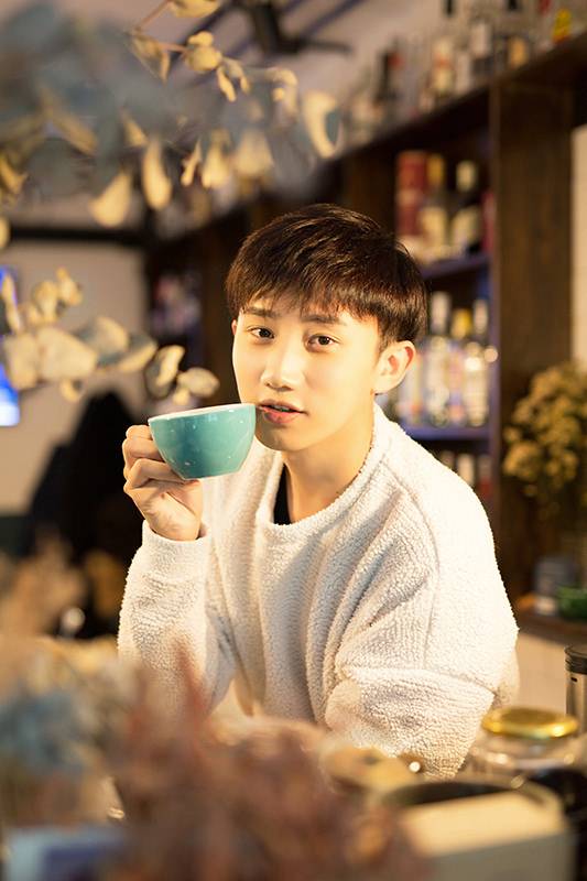 《锦绣未央》梁振伦秋日温暖写真大片曝光