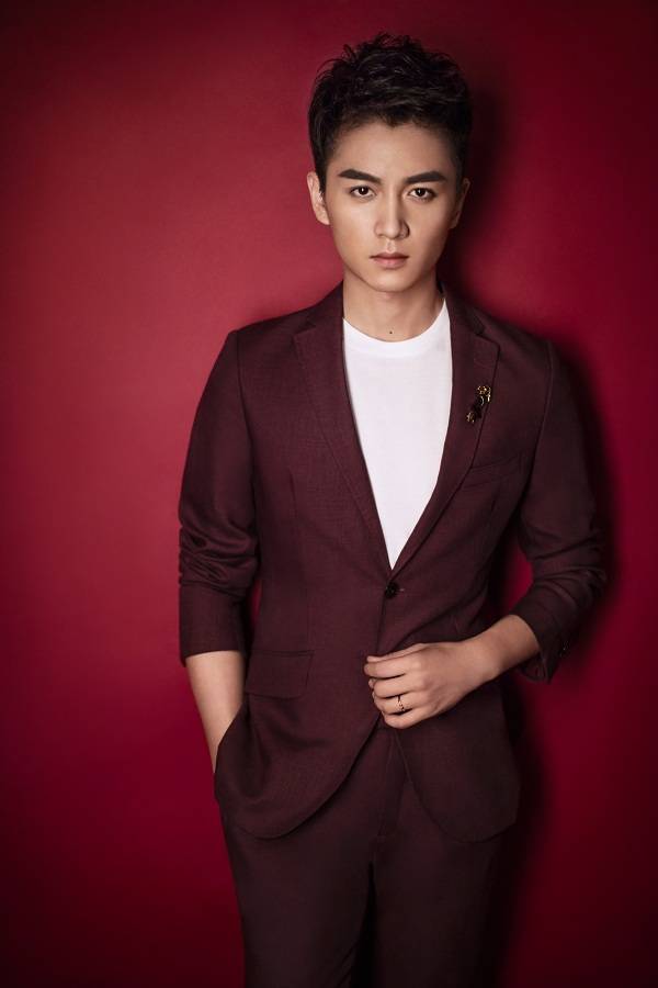 陈晓西装写真超时髦 目光深邃透露深沉魅力