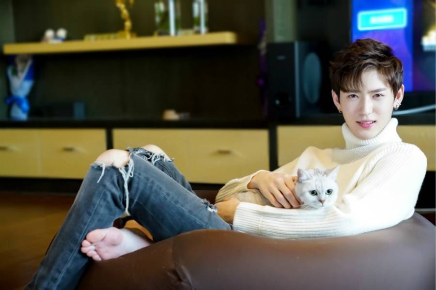 李东阳冬日写真曝光 长腿颜赞惹人爱