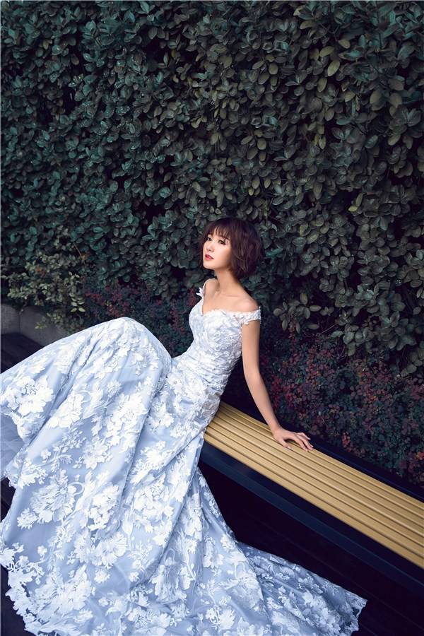 毛晓彤时尚写真大片曝光 香肩微露美如画