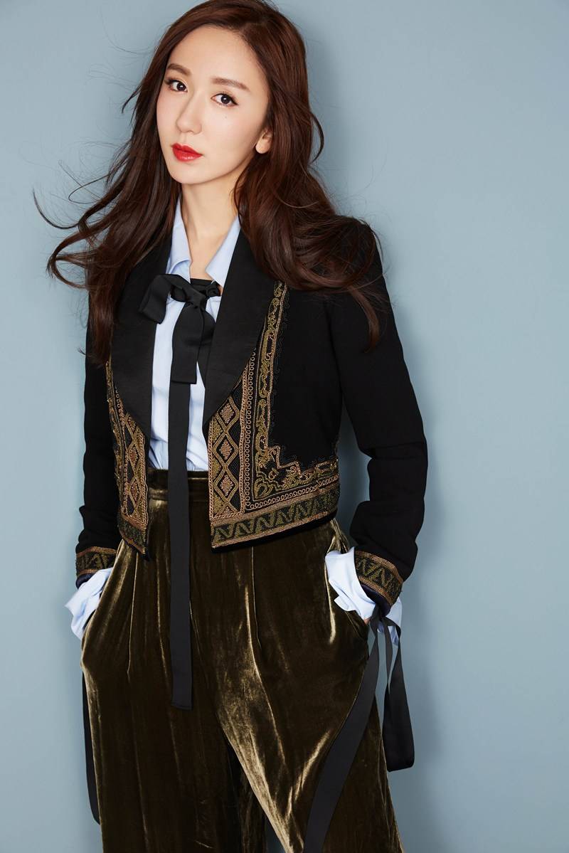 演员娄艺潇最新写真曝光 变身西装美人