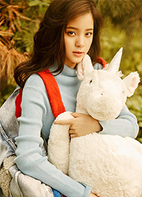 欧阳娜娜最新写真封面照演绎青春精灵