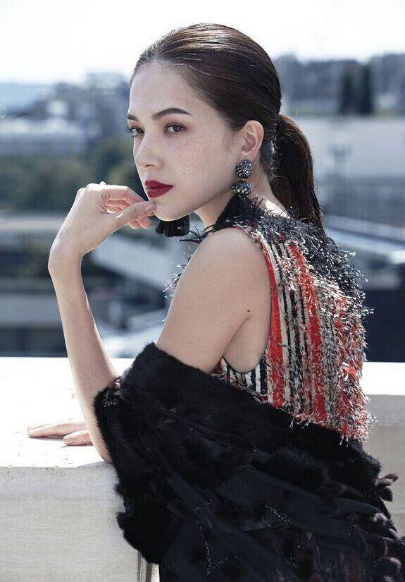 台女星许玮甯最新写真 美背出镜自然脱俗