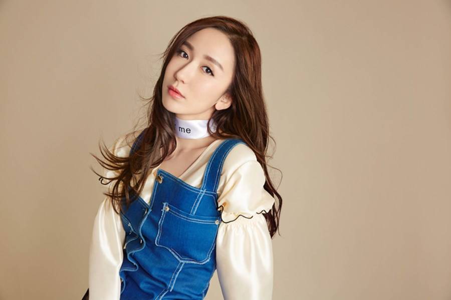 演员娄艺潇最新写真曝光 变身西装美人