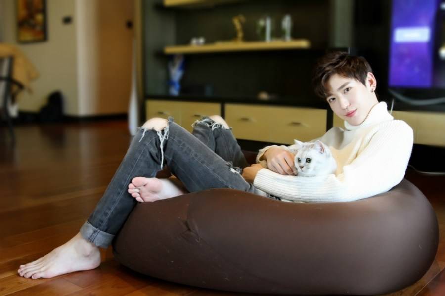 李东阳冬日写真曝光 长腿颜赞惹人爱