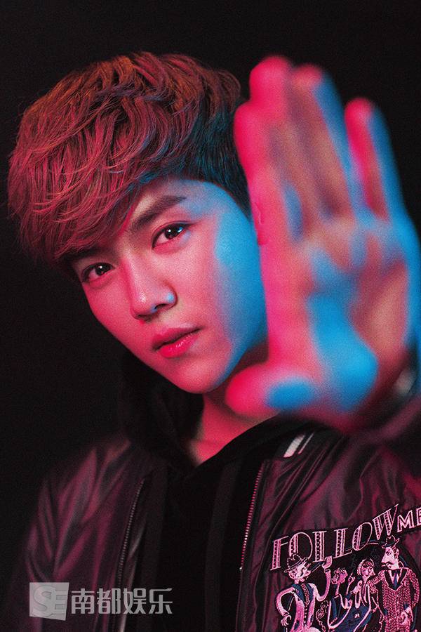 鹿晗帅气写真大片曝光 回眸杀撩你没商量