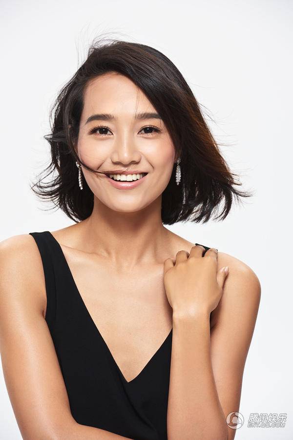 主持人朱丹黑白极简写真现性感&ldquo;锁骨杀&rdquo;