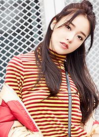 黄一琳时尚潮流街拍写真 丸子头少女感十足