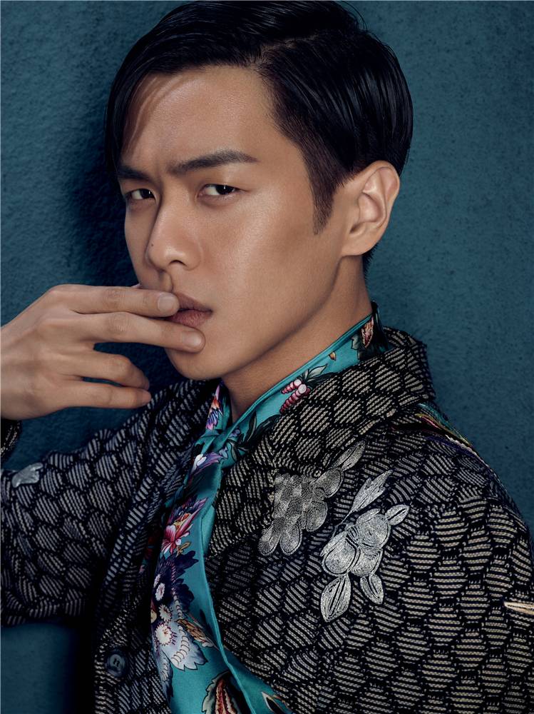 张若昀帅气复古写真大片 另类复古别具风格