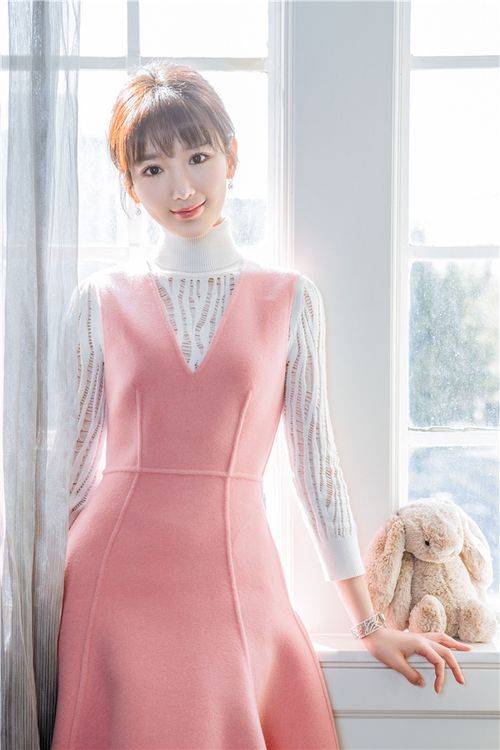 一身粉裙尽显淑女范儿 毛晓彤侧身回眸美翻天