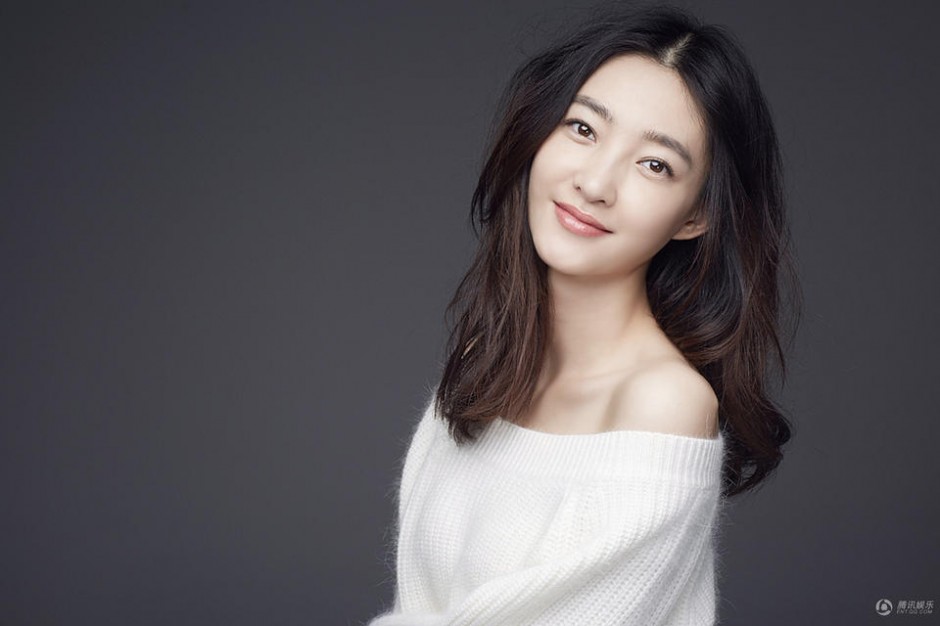 演员王丽坤暖冬写真 香肩长腿显别致小性感