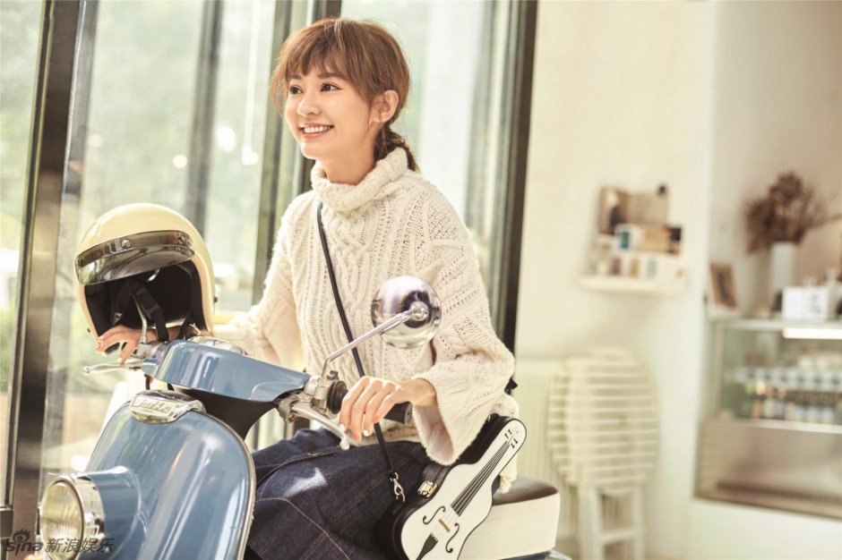 陈意涵元气少女写真 素雅灵动笑眼迷人