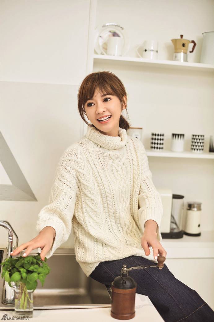 陈意涵元气少女写真 素雅灵动笑眼迷人