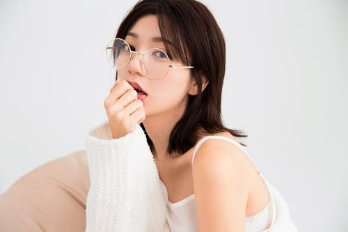 郭雪芙性感居家写真大片 香肩微露大玩性感