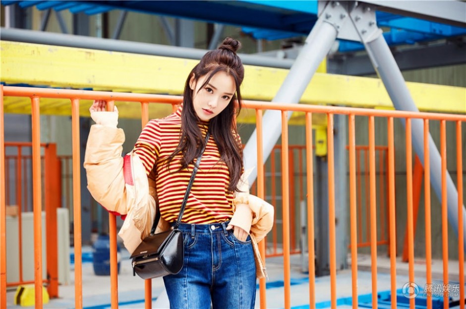 黄一琳时尚潮流街拍写真 丸子头少女感十足