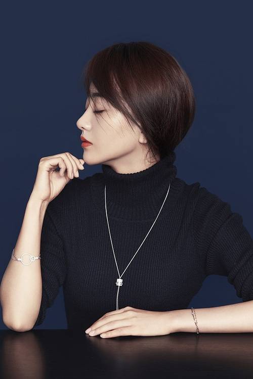 杨蓉冬日珠宝写真 尽显知性慵懒华贵风