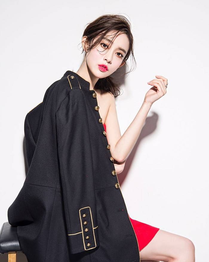 一年级孟子义写真曝光 香肩半露性感撩人