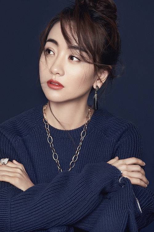 杨蓉冬日珠宝写真 尽显知性慵懒华贵风