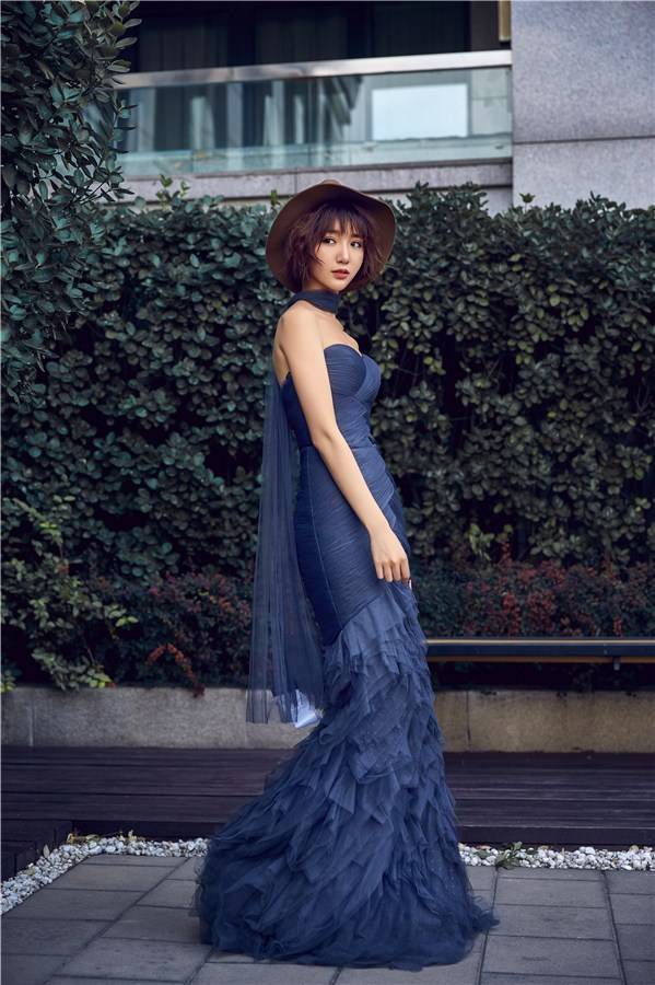 毛晓彤时尚写真大片曝光 香肩微露美如画