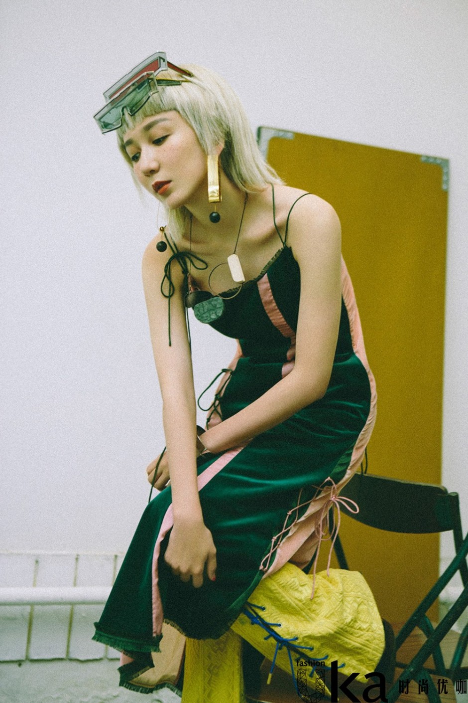 演员娄艺潇最新写真大片 复古时尚别具一格