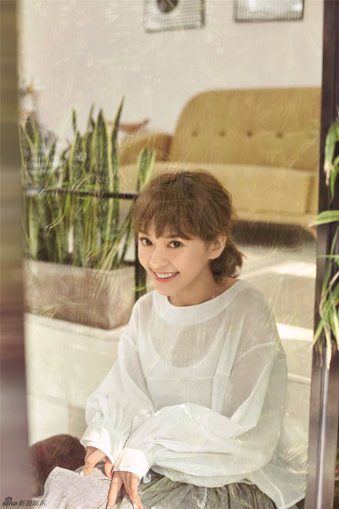 陈意涵元气少女写真 素雅灵动笑眼迷人