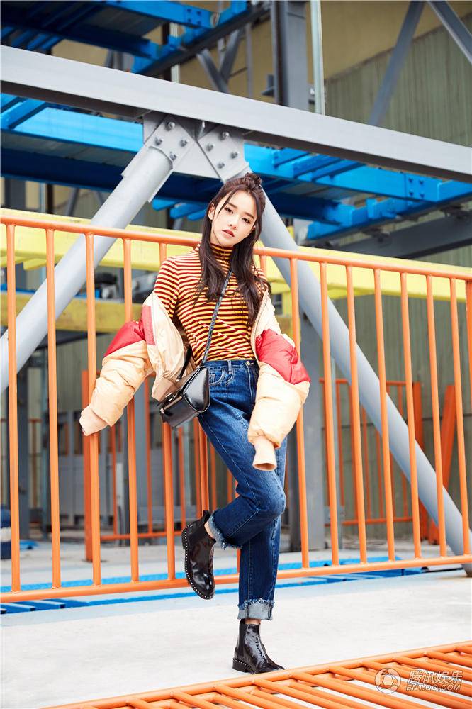 黄一琳时尚潮流街拍写真 丸子头少女感十足