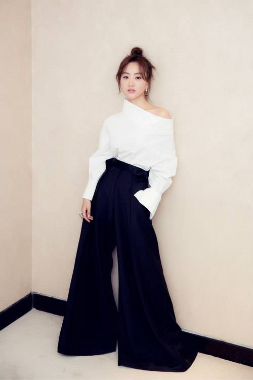 杨蓉时尚写真曝光 小露香肩可爱又妩媚