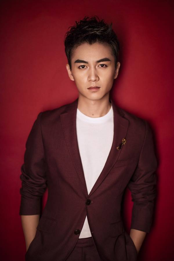 陈晓西装写真超时髦 目光深邃透露深沉魅力