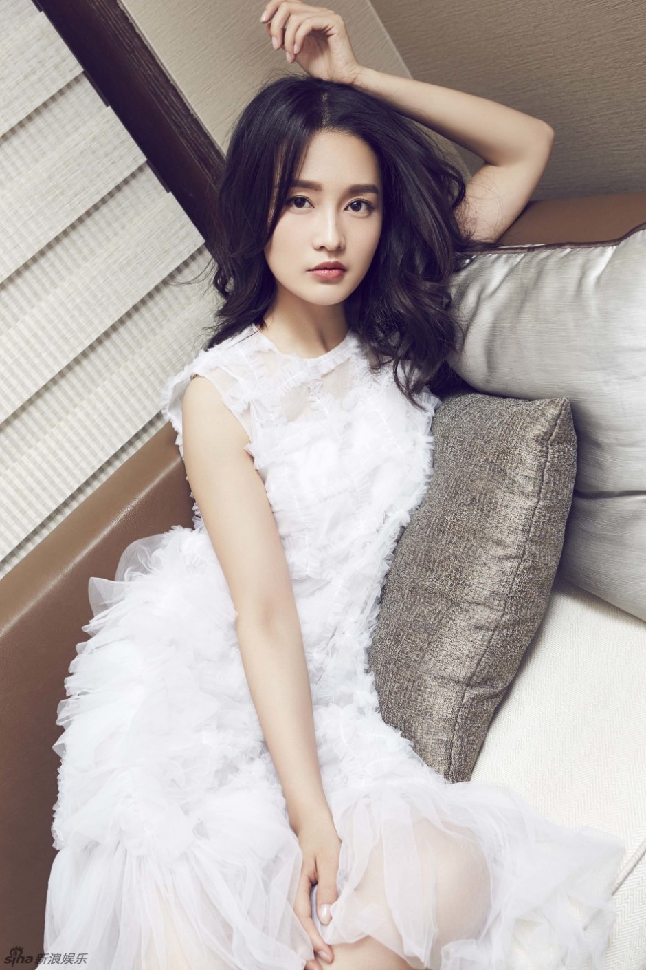 李沁时尚写真大片曝光 演绎百变小白裙