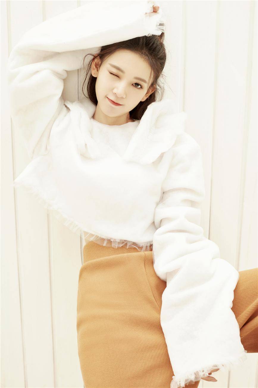 陈瑶冬日时尚写真 甜酷少女感十足
