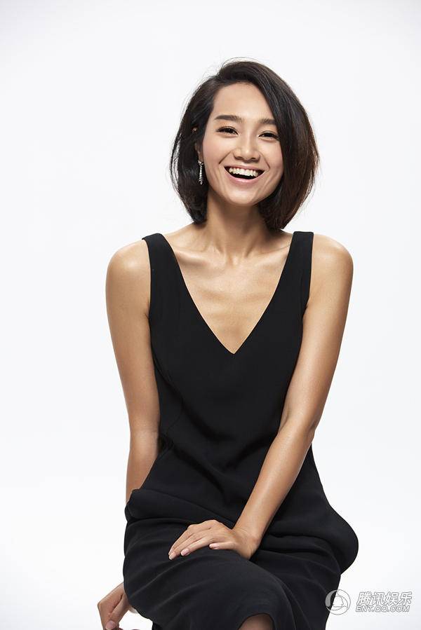 主持人朱丹黑白极简写真现性感&ldquo;锁骨杀&rdquo;