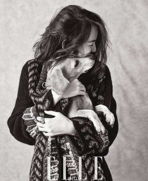 世界小姐张梓琳携女拍写真 母女神同步吃手晒幸福