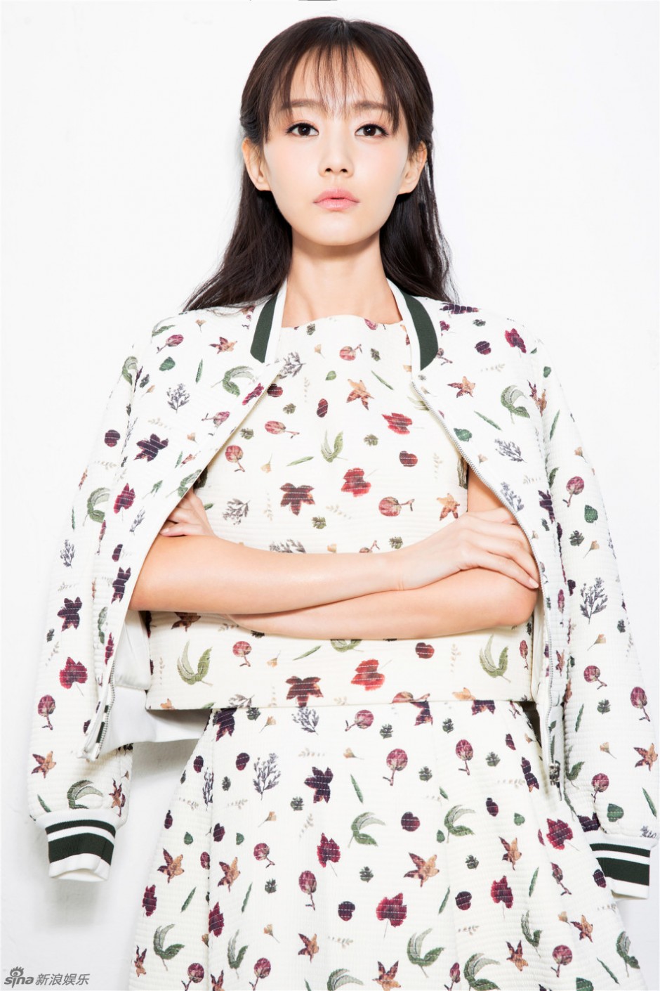 李一桐最新写真曝光 干净素雅犹如仙子般灵动