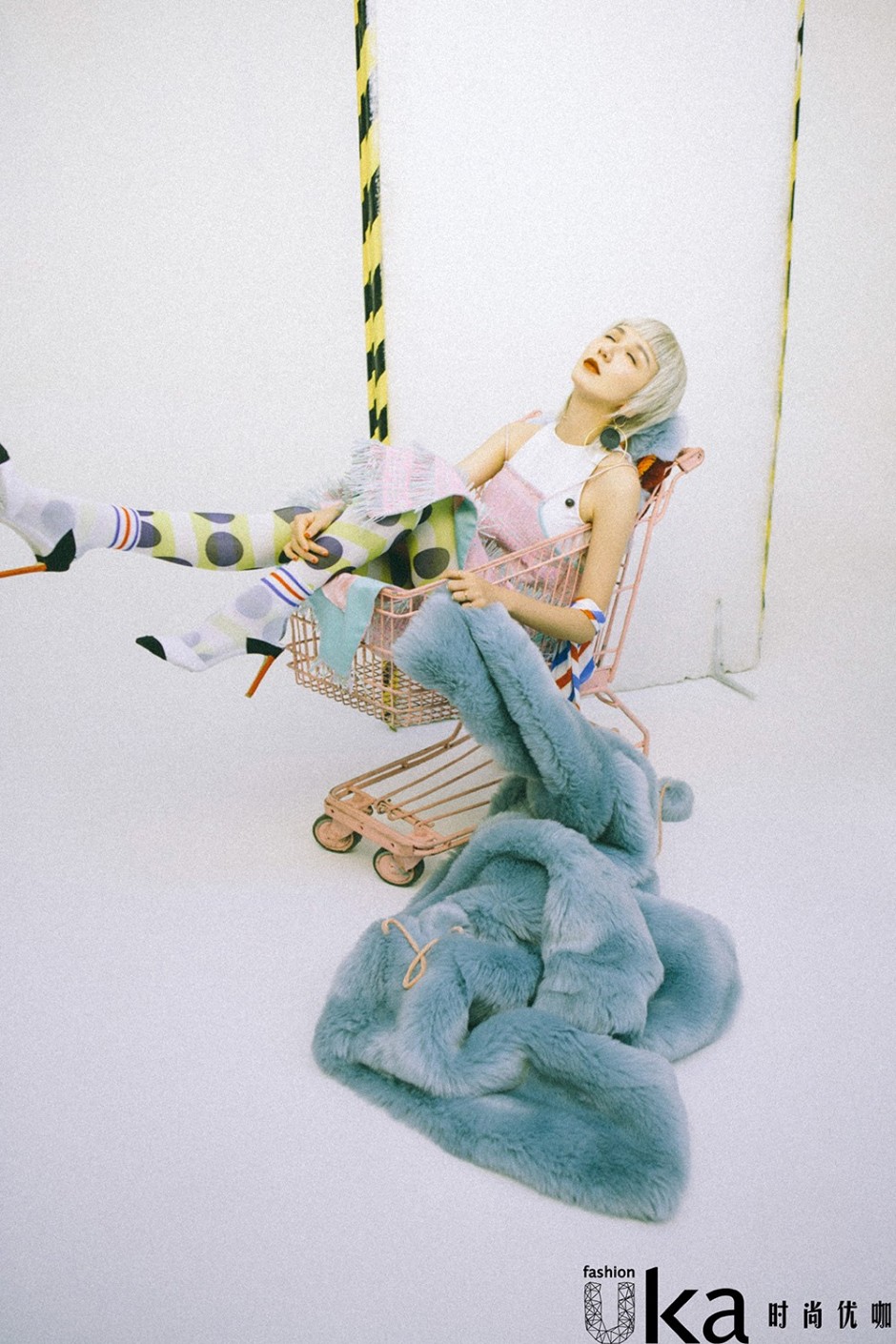 演员娄艺潇最新写真大片 复古时尚别具一格