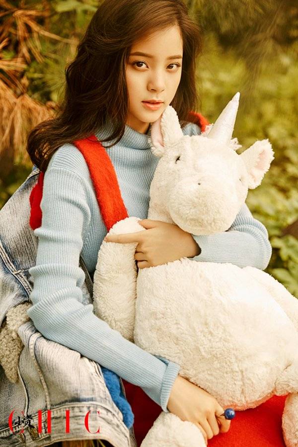 欧阳娜娜最新写真封面照演绎青春精灵