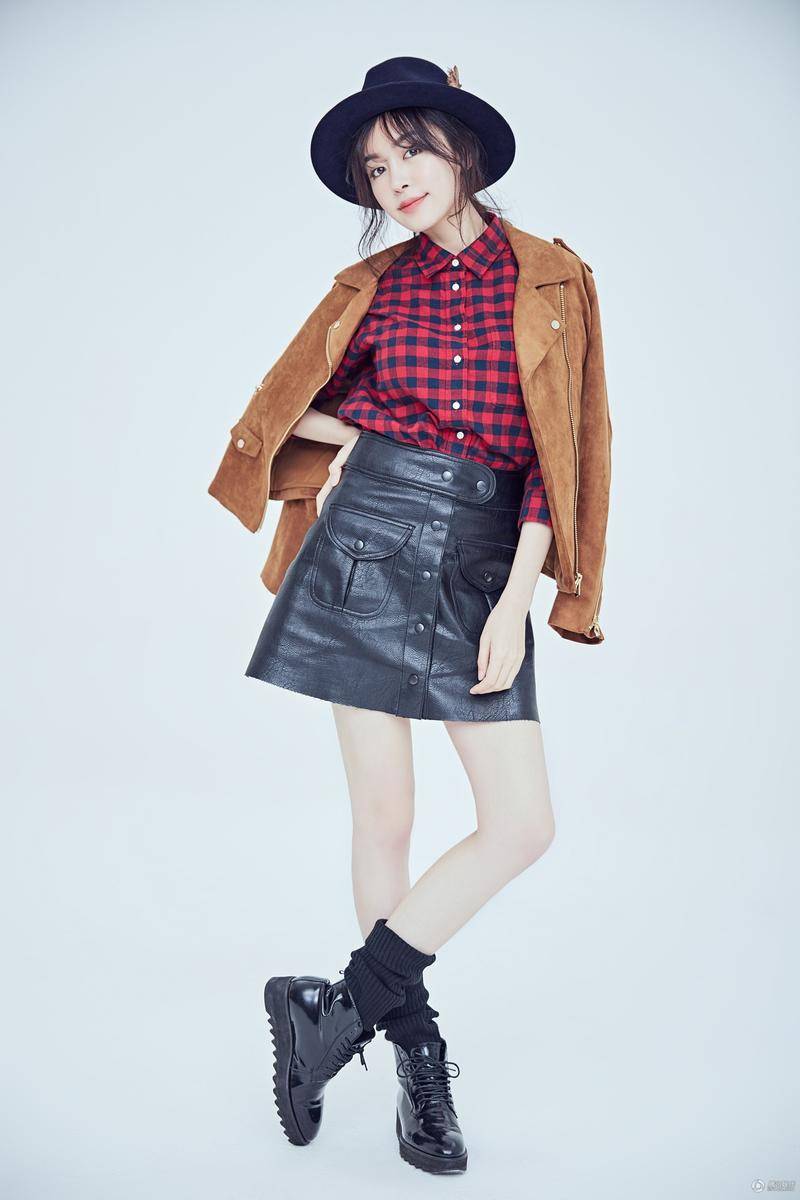 赵多娜曝时尚写真 冬日英伦风搭配干练十足