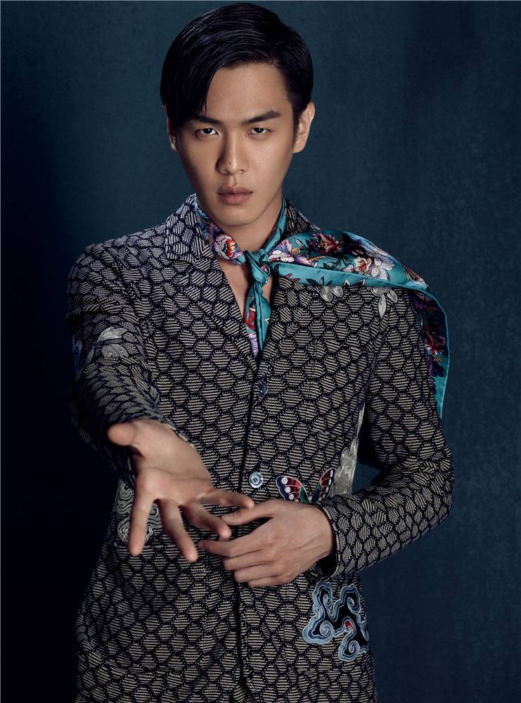 张若昀帅气复古写真大片 另类复古别具风格