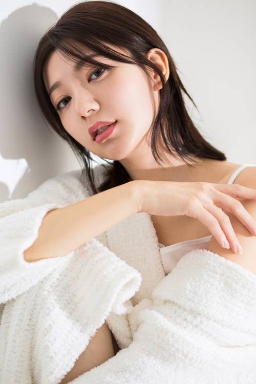 郭雪芙性感居家写真大片 香肩微露大玩性感