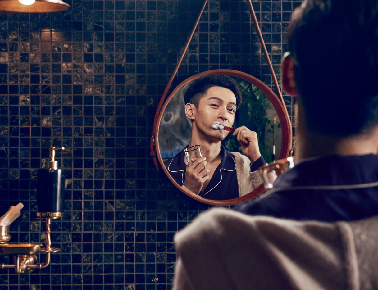 胡歌写真帅出新高度 和龟互动网友叹:人不如龟