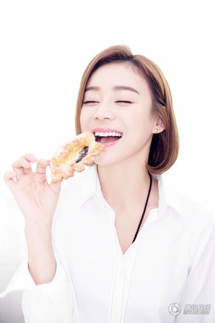 袁姗姗最新时尚写真图片 温暖式微笑沁人心脾