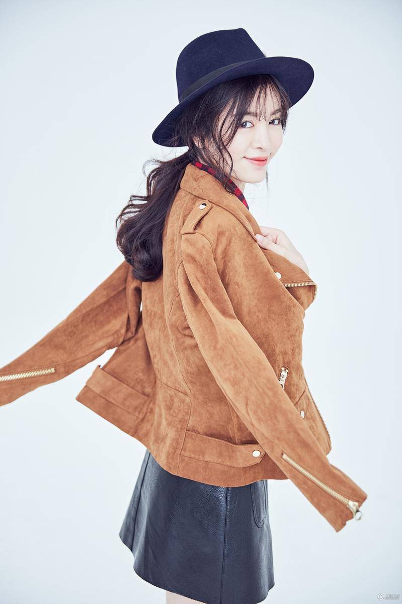 赵多娜曝时尚写真 冬日英伦风搭配干练十足